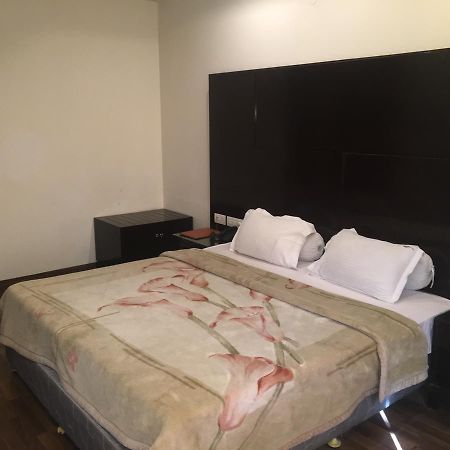 Hotel Vipul Grand Gurgaon Buitenkant foto