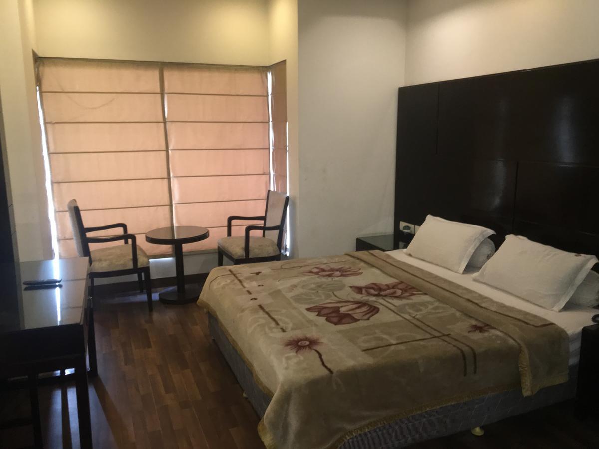 Hotel Vipul Grand Gurgaon Buitenkant foto